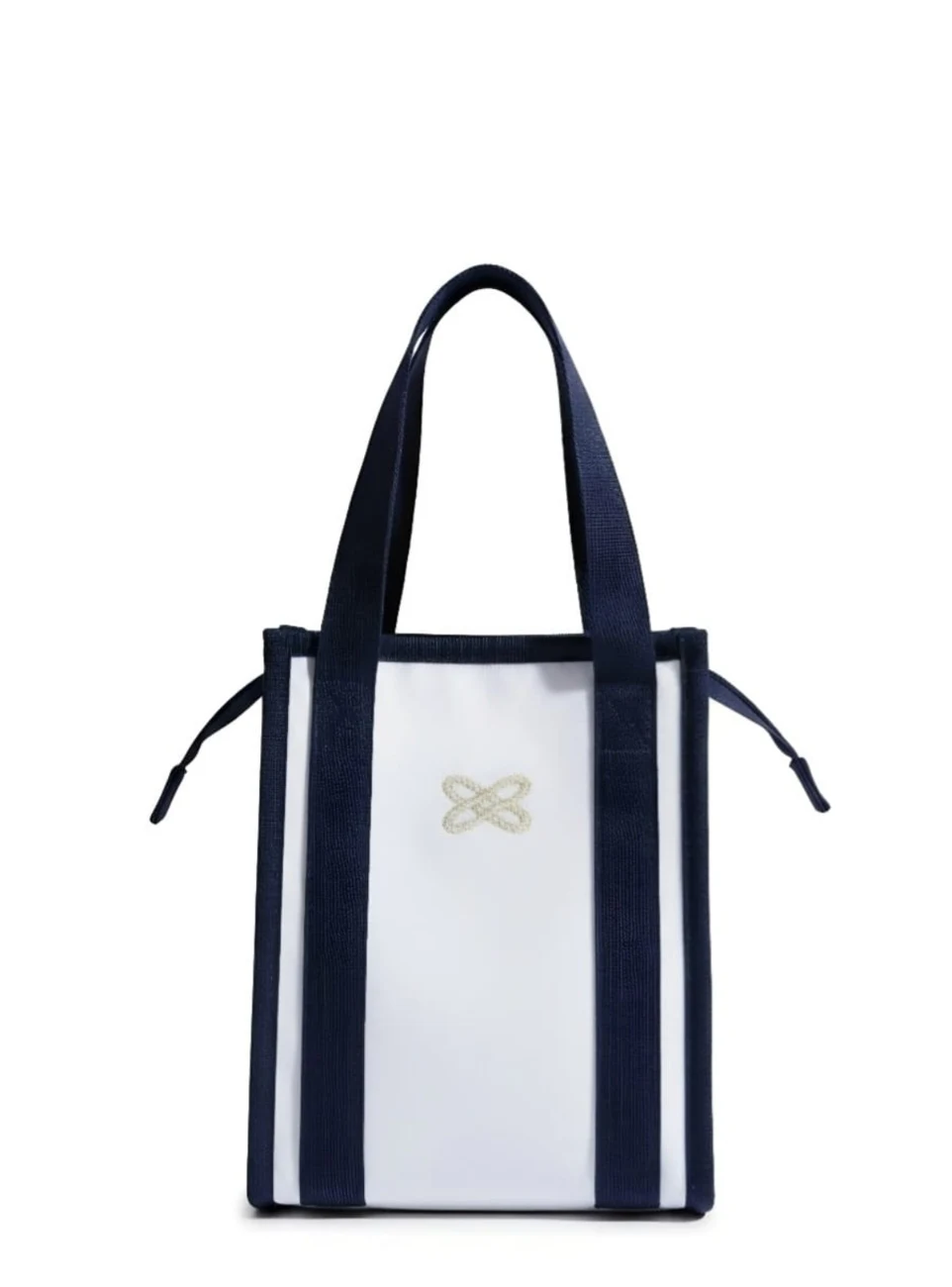 Perpaduan warna terang dan detail tali navy.